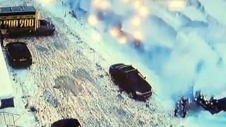 Çatıdaki kar kütlesi kadınların üzerine düştü