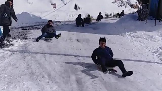 Çocuklar karın keyfini kayarak çıkardı