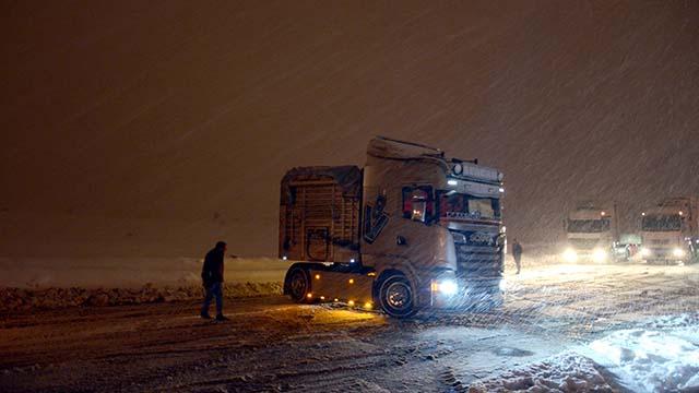 Bitliste kar yağışı ulaşımı olumsuz etkiliyor