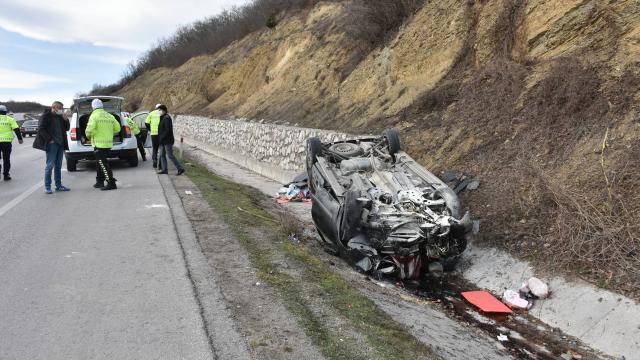 Kütahyada hafif ticari araç şarampole devrildi: 1 ölü