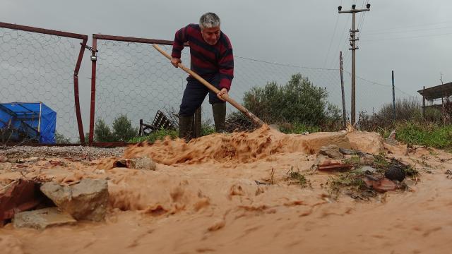 Manisada sağanak yaşamı olumsuz etkiledi