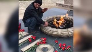 Mozole ateşinde tavuk pişirdi