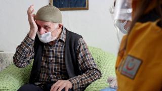 Filyasyon ekiplerinin aşı yaptığı Selim dede gözyaşlarını tutamadı