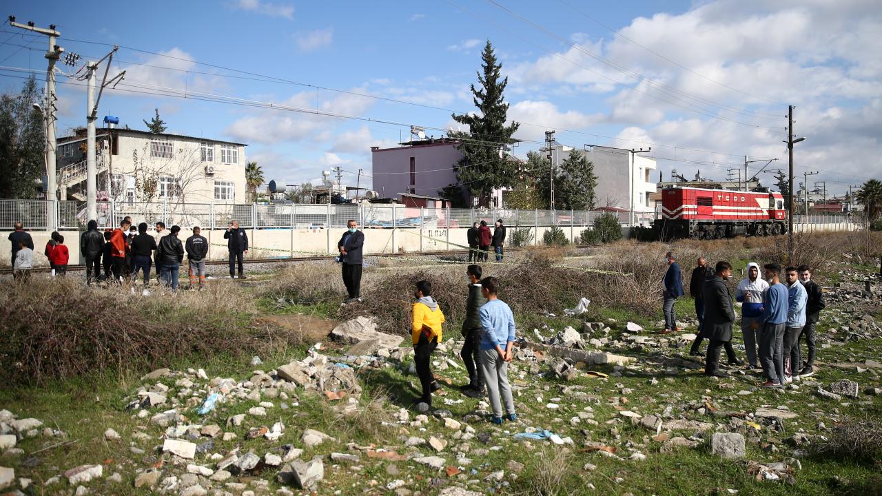 Adana'da lokomotifin çarptığı kişi hayatını kaybetti