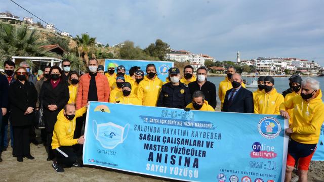 Hayatını kaybeden sağlık çalışanları için kulaç attılar