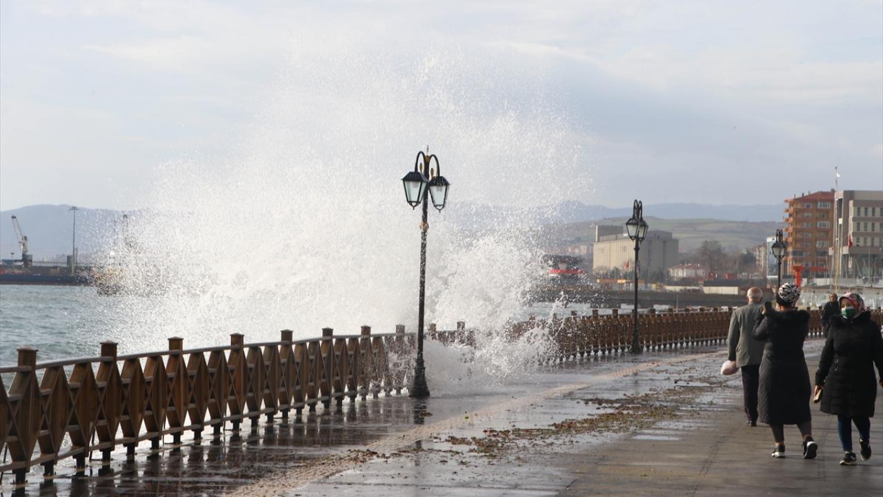 Yerli ve yabancı bandıralı 9 şilep ve tanker, hızı zaman zaman saatte 60 kilometreye ulaşan lodos nedeniyle 3 gündür Tekirdağ sahilinde bekliyor. 
