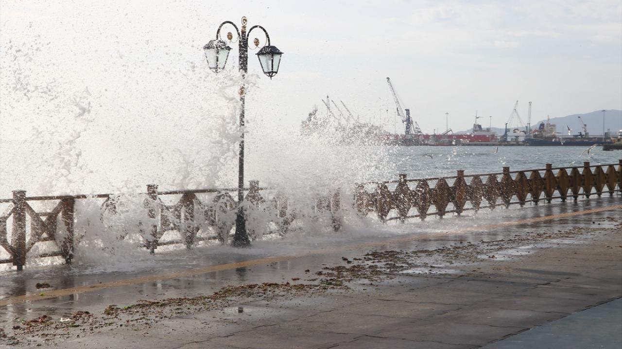 Lodos, balıkçıları da olumsuz etkiledi. Hava koşulları nedeniyle denize açılamayan balıkçılar, kıyıda ağlarını onarıyor.