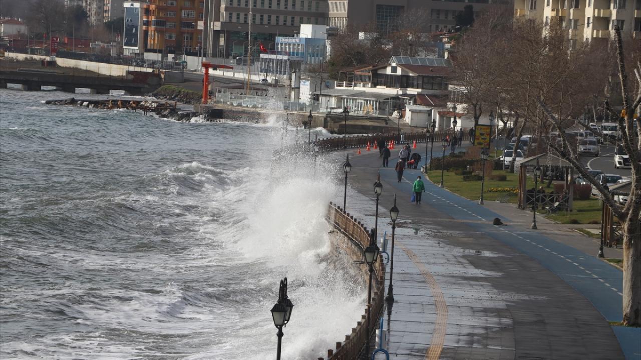Hava sıcaklığının 16 derece ölçüldüğü kentte, lodosun gün boyunca etkili olması bekleniyor.