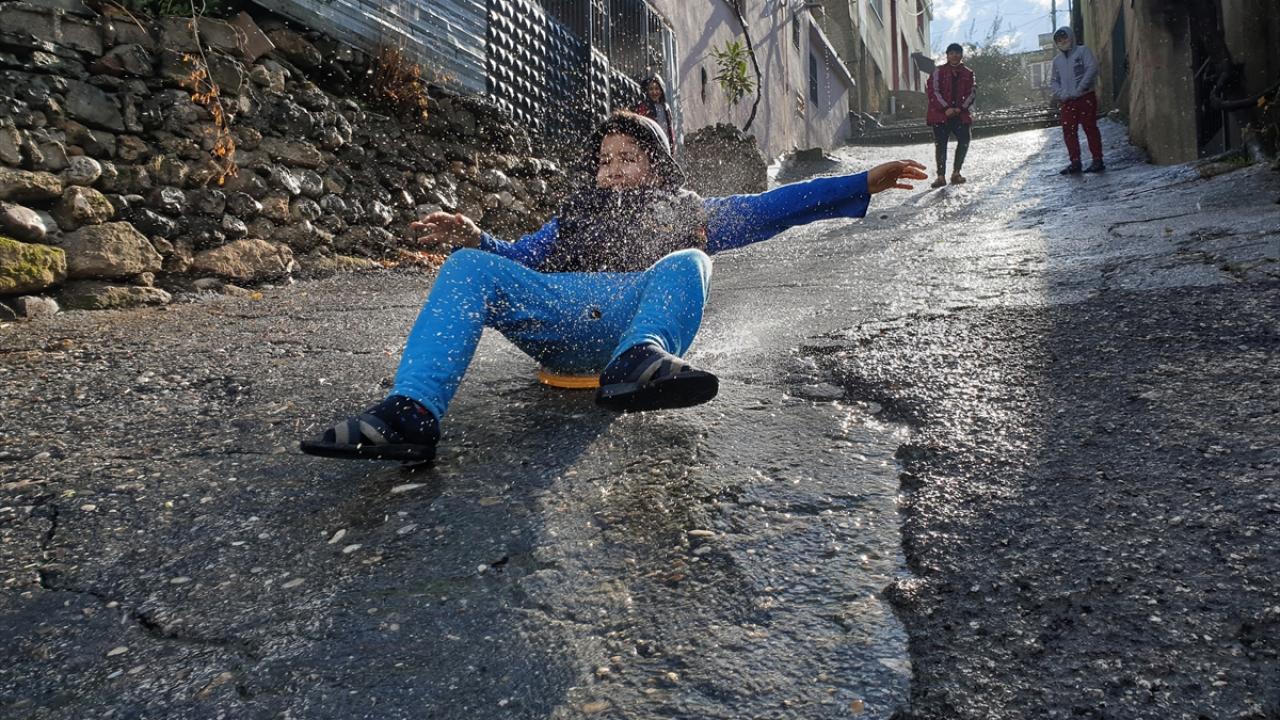 Çocuklardan Cuma Akıllı, bekledikleri karın bu yılda yağmadığını söyledi.