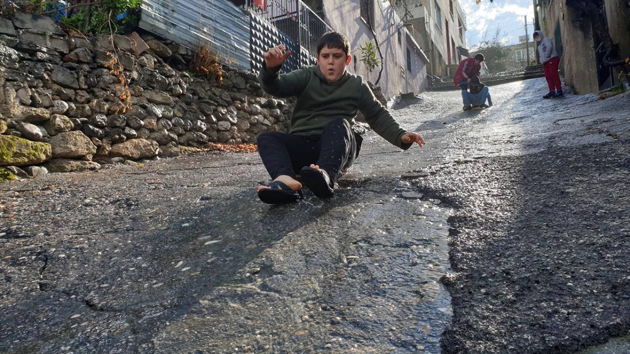 Televizyonlarda karda eğlenen çocukları izlediklerini belirten Akıllı, "Kara gidemediğimiz için bizde yaşıtlarımızla böyle bir oyun yapmak istedik." dedi.