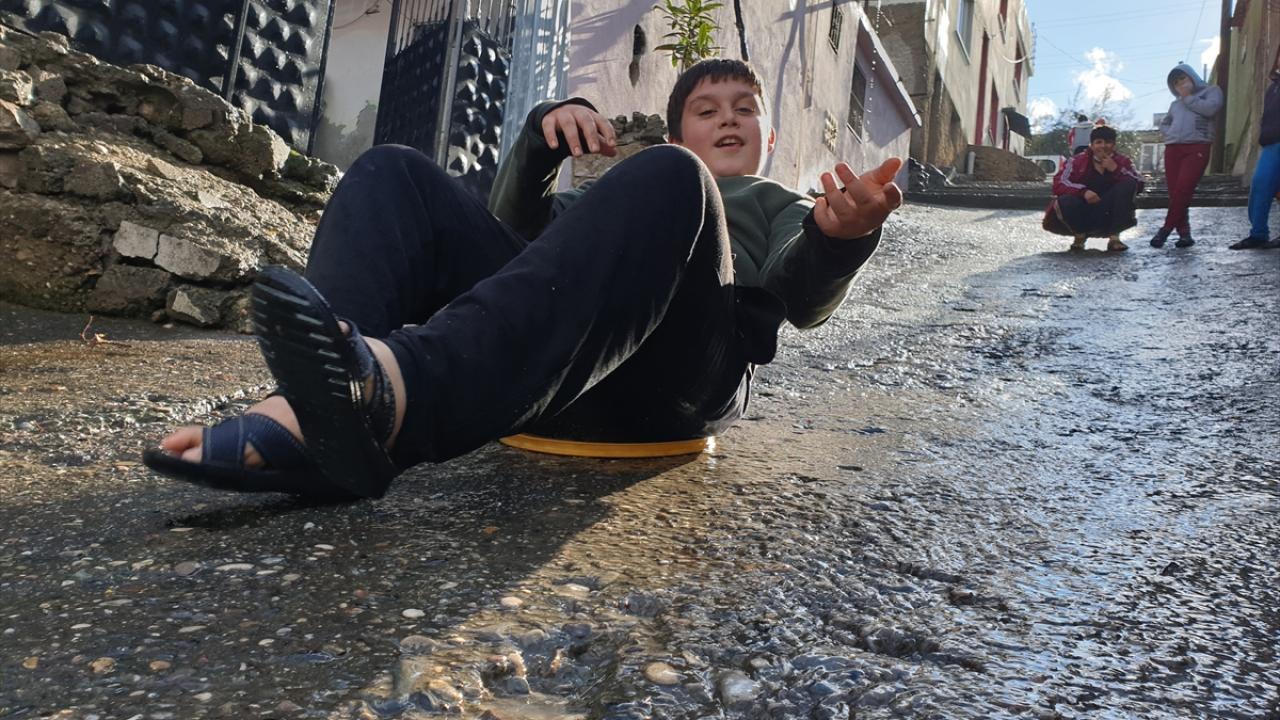 Mahalle sakinlerinden Çetin Önsel, çocukların beton zeminde kayarak tatilin keyfini çıkardığını belirtti.