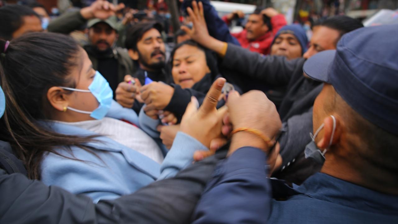 Güvenlik güçleri göstericilere müdahale etti.