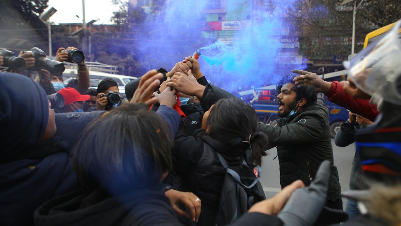 Başkent Katmandu’da bir araya gelen protestocular, Oli’nin önerisi doğrultusunda parlamentonun feshedilmesine karşı gösteri düzenledi. 
