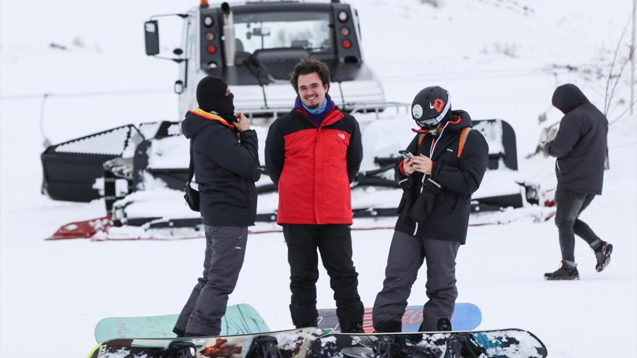 Merkezde 2 kar ezme makinesi de 24 saat görev yaparak pistleri hazır tutuyor.
