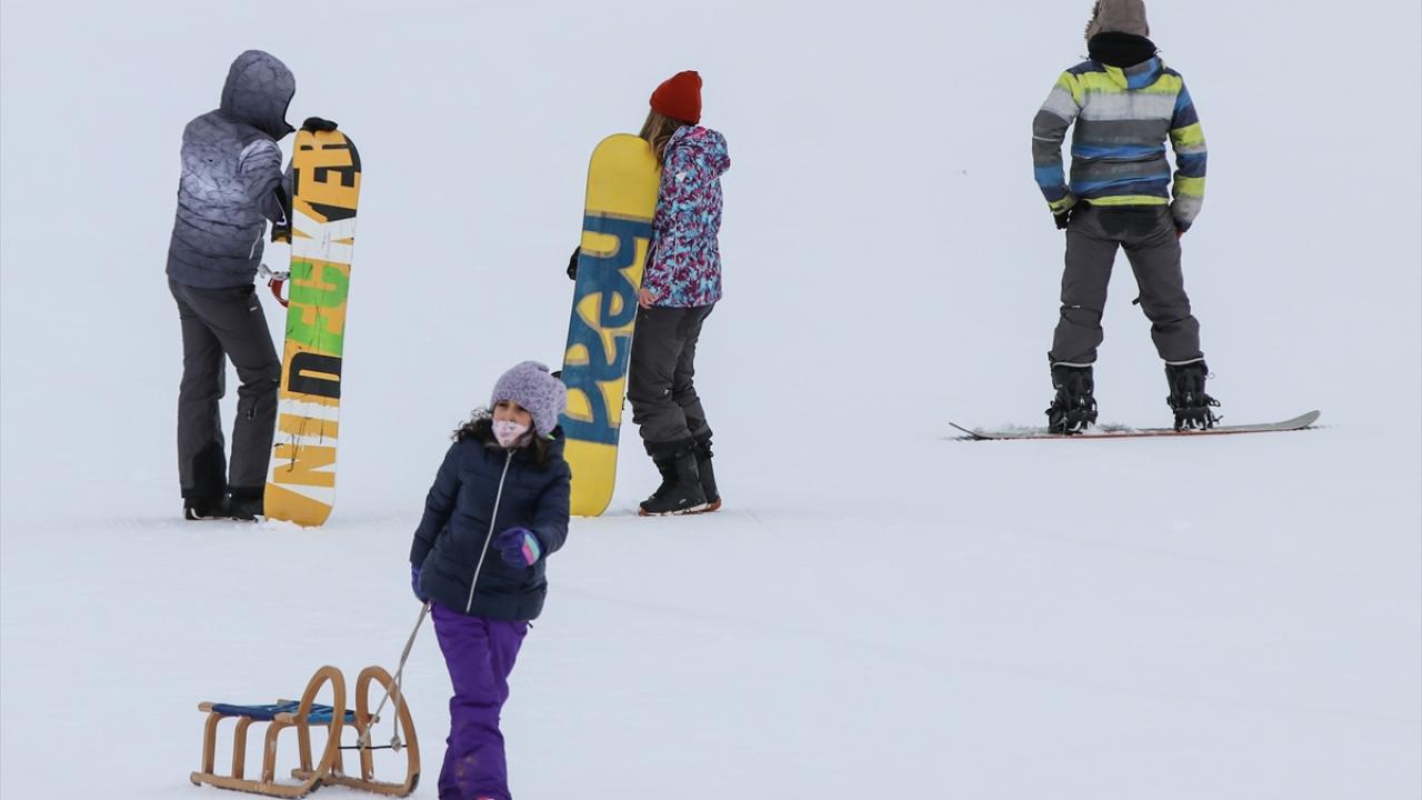 Bölgedeki kar kalınlığı yer yer 65 santimetreyi buldu. Jandarma ve sağlık ekipleri de oluşabilecek olumsuz durumlara karşı nöbetlerini sürdürüyor.
