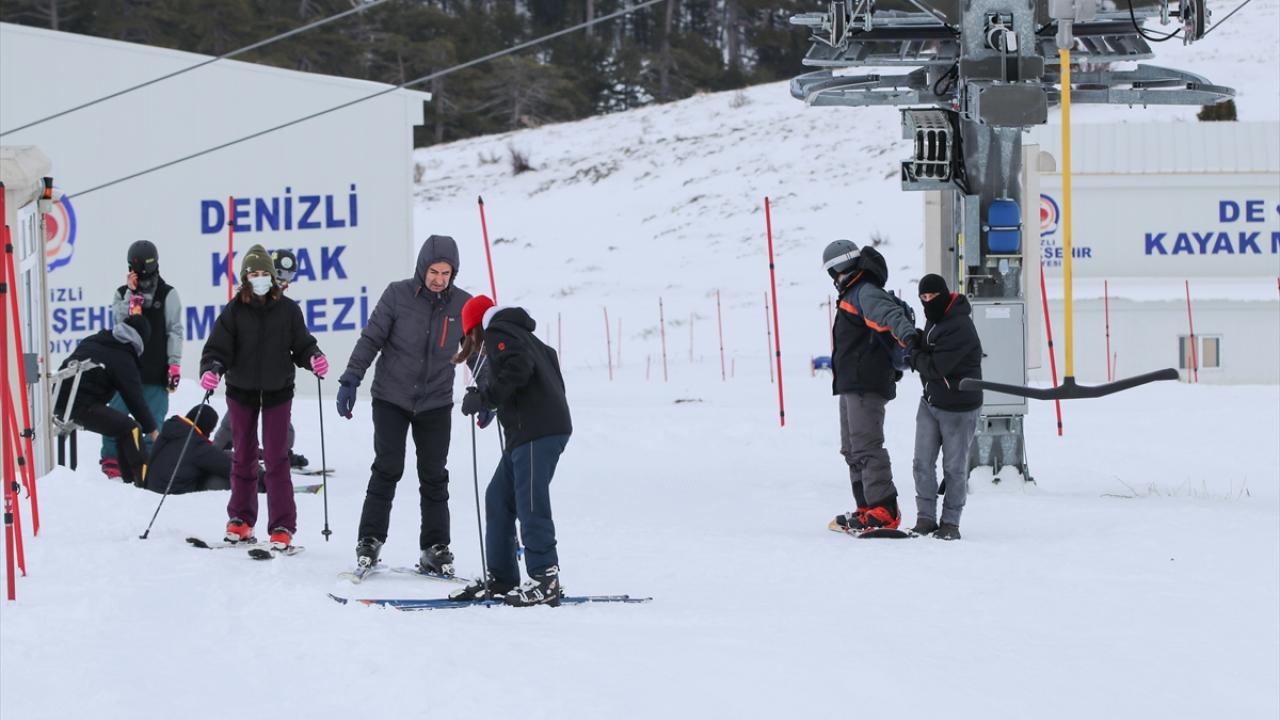 Kayakseverlerin kesintisiz kayak ve snowboard yapabildiği Denizli Kayak Merkezi`nde, iki telesiyej ve teleski hizmet veriyor.