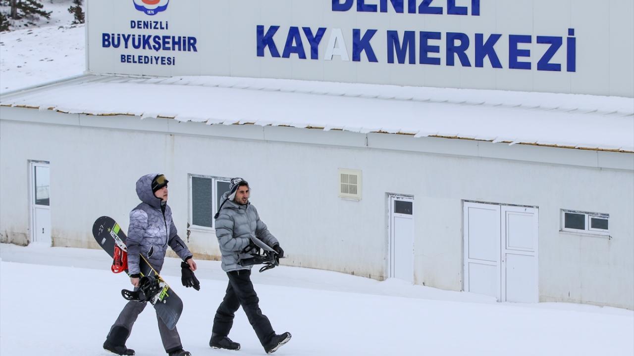 Denizli Kayak Merkezi Pist Sorumlusu Hüseyin Kuşanç, sezonu açtıkları için mutlu olduklarını söyledi.