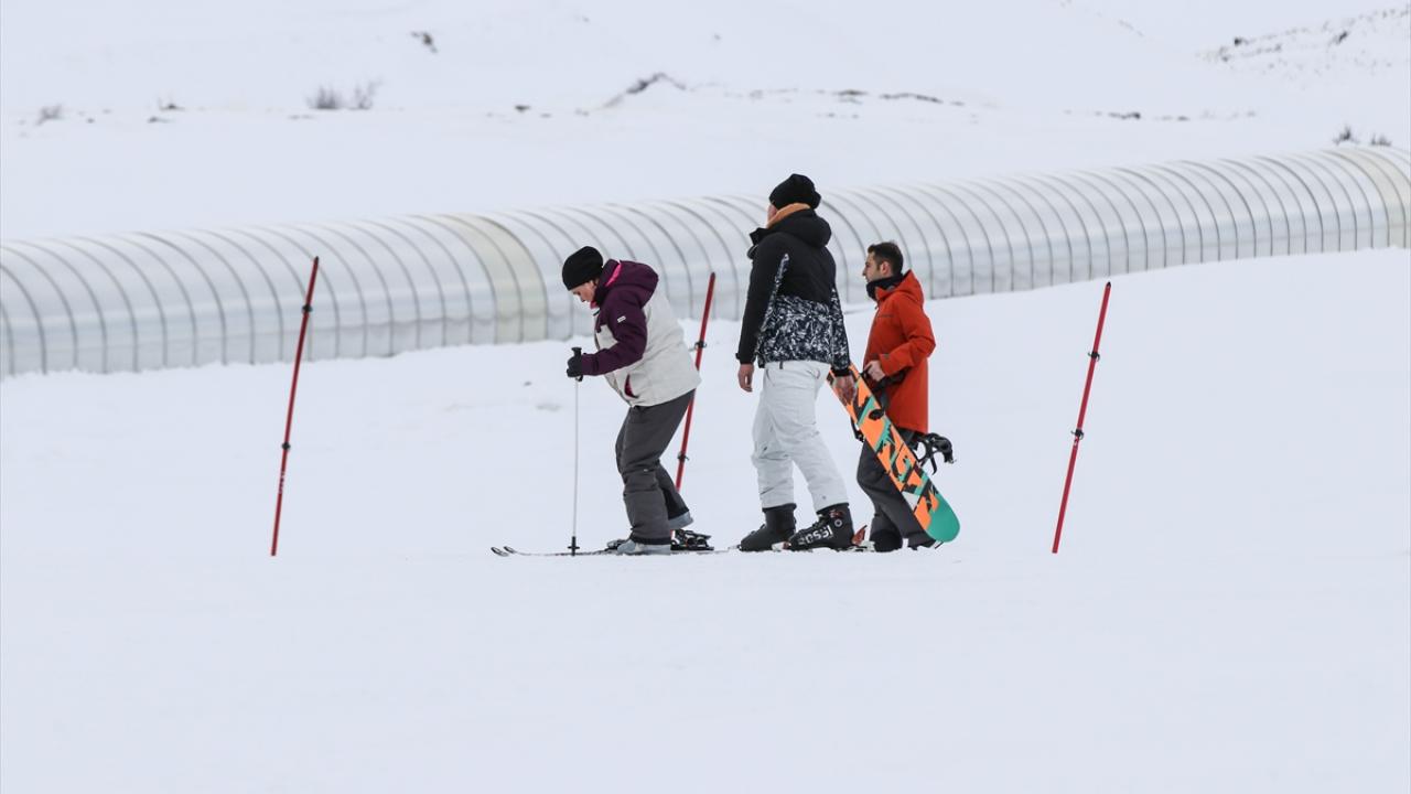 Tesis ve pistlerin son kontrollerini yaptıklarını dile getiren Kuşanç, "Son günlerde yağan karla birlikte pistlerimiz hazırlandı. Misafirlerimiz kayak keyfi yaşıyor." diye konuştu. 