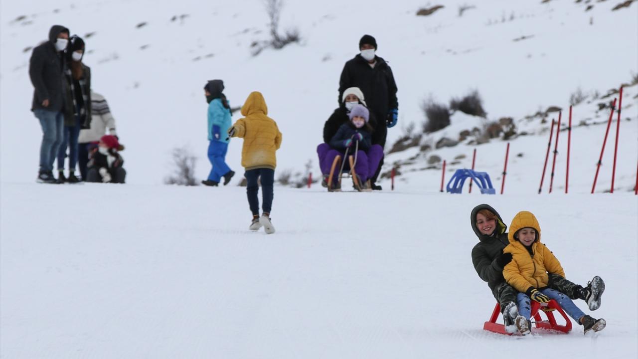 Aydın`dan gelen Binnur Karaarslan ise karla buluştuğu için mutlu olduğunu ifade ederek, "Evde kalmaktan sıkılmıştım. Uzun süredir kara hasrettik. Eğlenmeye geldik. Çok mutluyum." dedi.