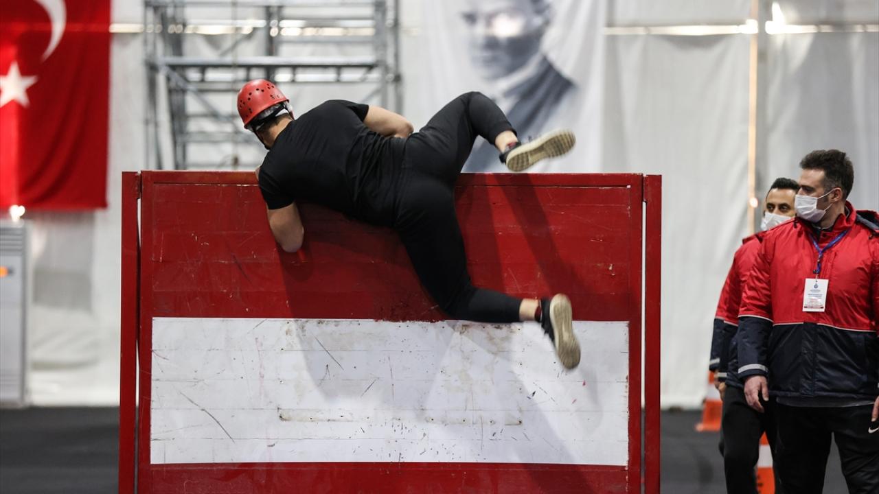 İBB`den yapılan açıklamaya göre, sınavlara Türkiye`nin farklı şehirlerinden de katılım oldu. 