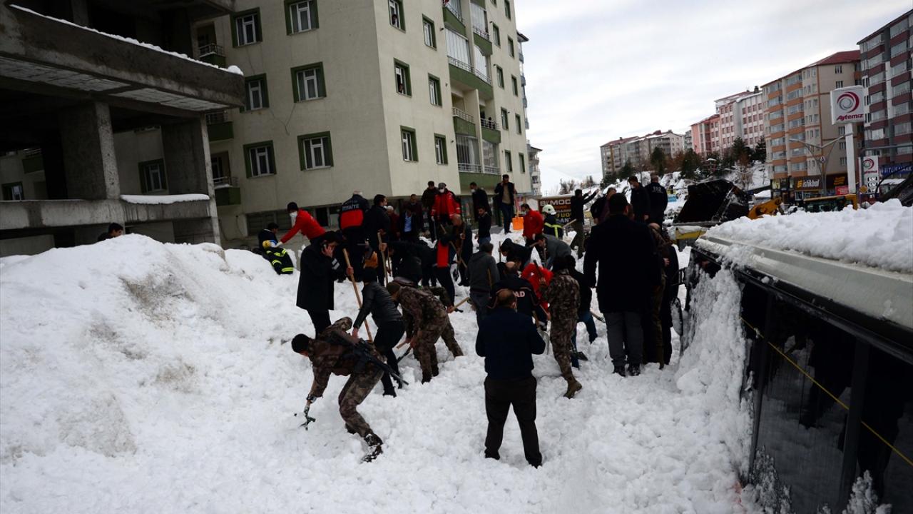 Hüsrevpaşa Mahallesi`nde inşaatı devam eden 7 katlı bir binanın çatısında biriken kar kütlesi, yoldan geçen 3 çocuğun üzerine düştü. 