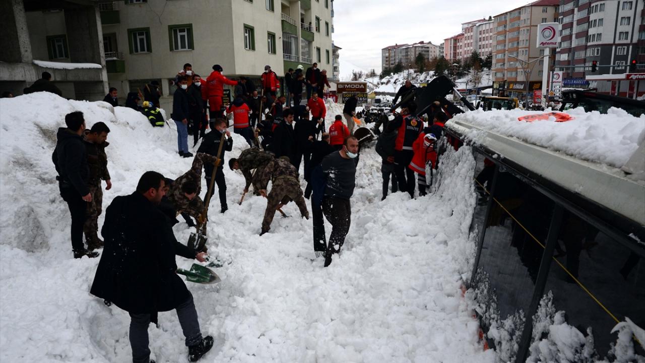 Olay yerine gelen UMKE, AFAD, polis özel harekat, belediye ekipleri, çevredeki vatandaşlarla çocukları kar kütlesinin altından çıkardı. 