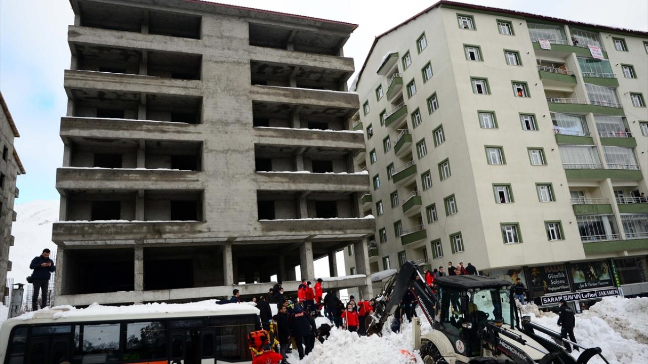 Ekipler, kar kütlesi altında başka birinin olabileceği ihtimali üzerine çalışmasını sürdürüyor.