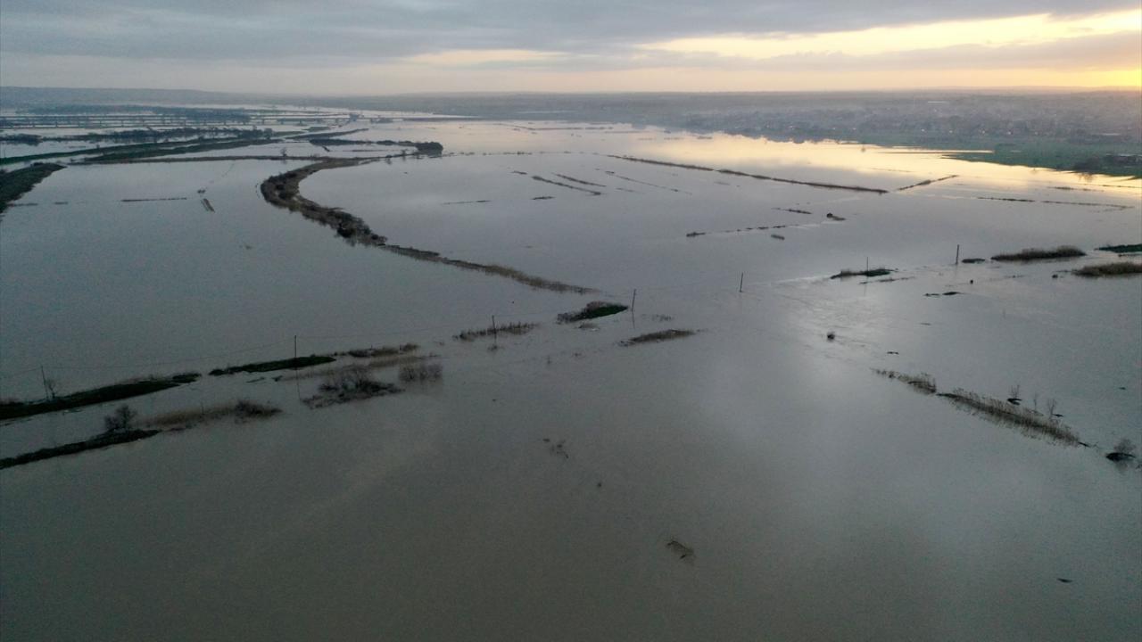 Yağışların etkisiyle nehrin debisi saniyede 170 metreküp akış seviyelerine yükseldi.