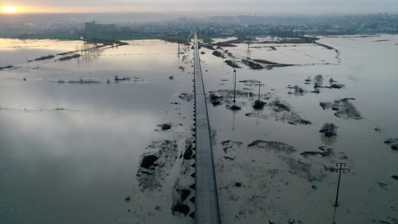 Nehirdeki debi artışıyla birlikte su seviyesi yükseldi.