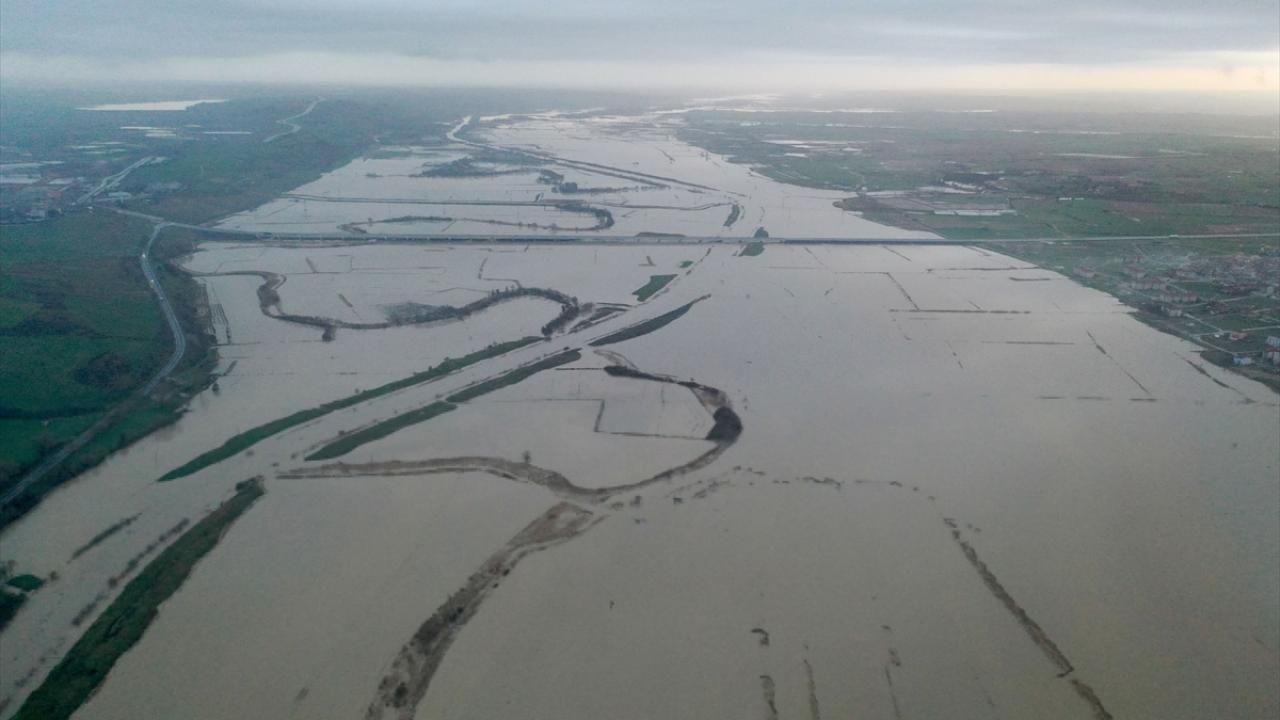 Uzunköprü ilçesindeki yatağından çıkarak yer yer taşkınların meydana geldiği nehrin çevresindeki tarım arazileri sular altında kaldı.