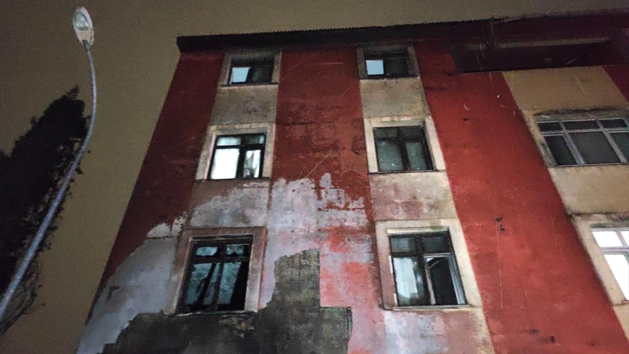 İhbar üzerine olay yerine çok sayıda itfaiye, polis ve sağlık ekibi sevk edildi.