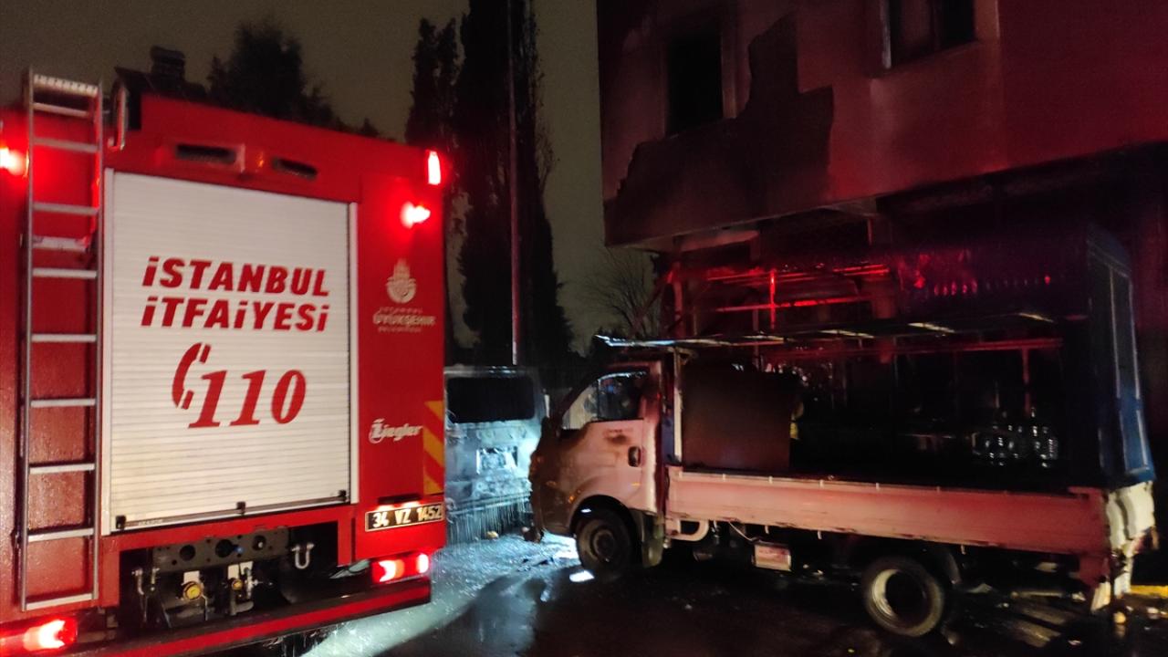 Binada mahsur kalan 6 kişiyi tahliye eden itfaiye ekipleri yangını söndürdü.