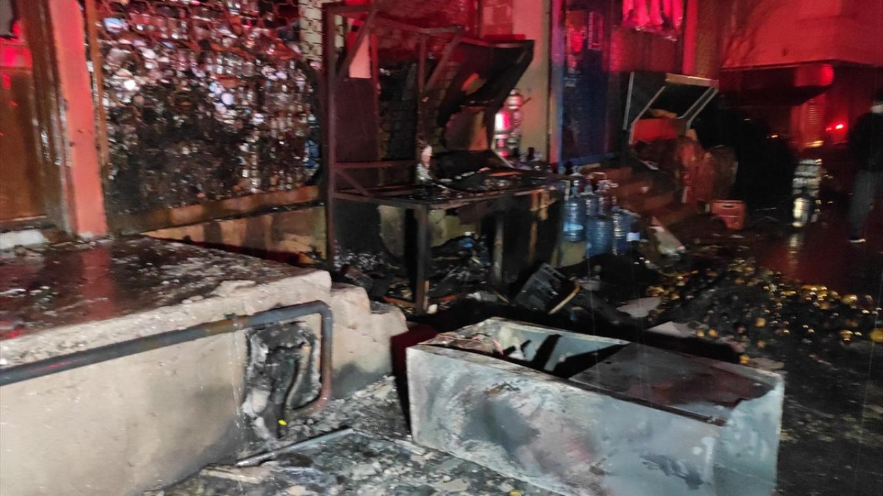 Panikle birinci kattaki balkondan atlayan kişinin ayağına olay yerinde müdahale edildi, akciğer rahatsızlığı olan kişi de ambulansla hastaneye kaldırıldı.