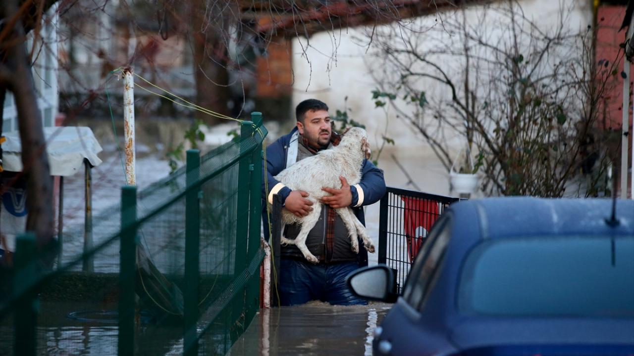 Türk Kızılay da bölgede vatandaşlara çorba ve gıda dağıttı.