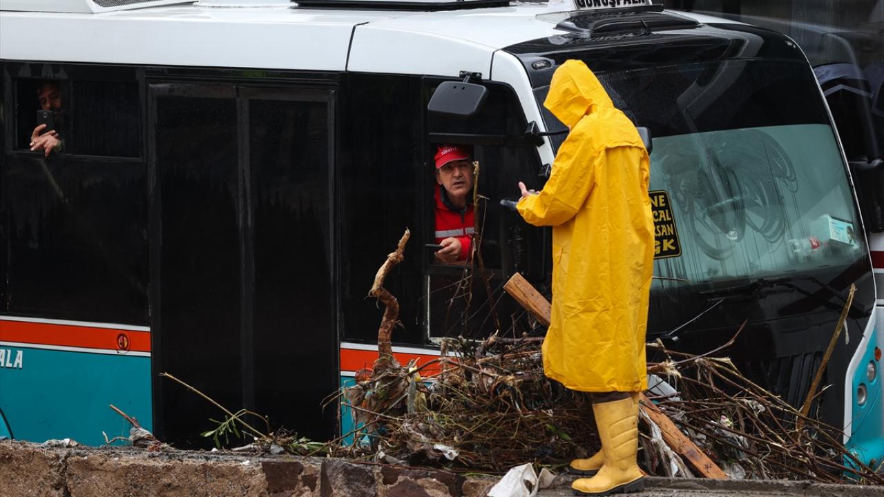 Soğukkuyu deresinin taşması nedeniyle dere kenarında mahsur kalan dolmuş içerisindeki vatandaşlar ekiplerin çalışmasıyla kurtarıldı.