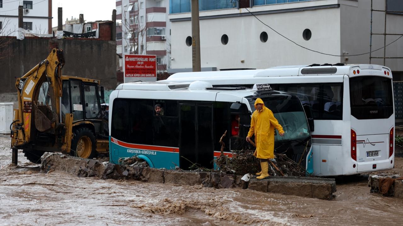 Kentte gece başlayan ve sabaha kadar zaman zaman şiddetini artırarak devam eden yağmur, hayatı olumsuz etkiledi. 