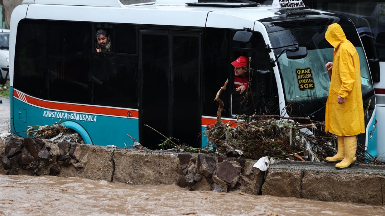 İzmir`de etkili olan sağanak, birçok ilçede sel ve su baskınlarına neden oldu. 