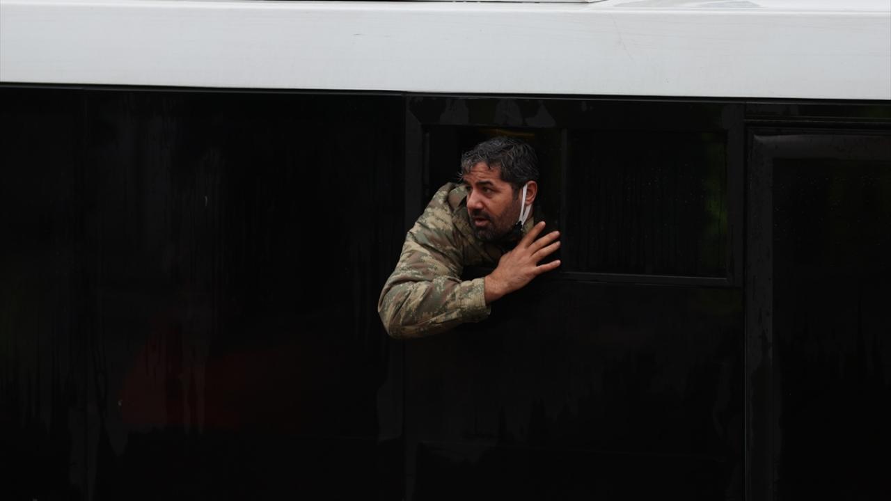 Konak, Balçova, Karabağlar, Karaburun, Bayraklı ve Karşıyaka`da sel nedeniyle ev ve iş yerlerini su bastı, yolların su ile dolması sebebiyle trafik akışı sağlanamadı.