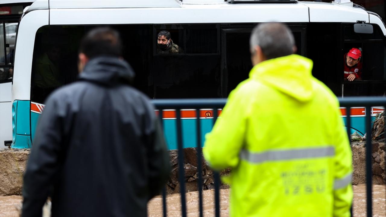 Dere taştı, yol kapandı