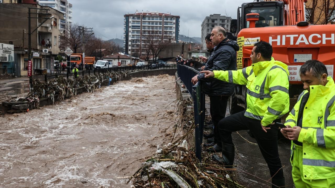 Arabalar dereye sürüklendi
