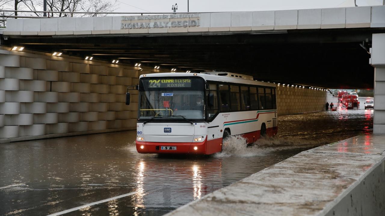 Belediyenin önündeki alt geçit suya gömüldü