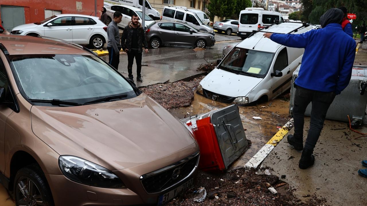 Sel, park halindeki bazı araçları sürükledi.