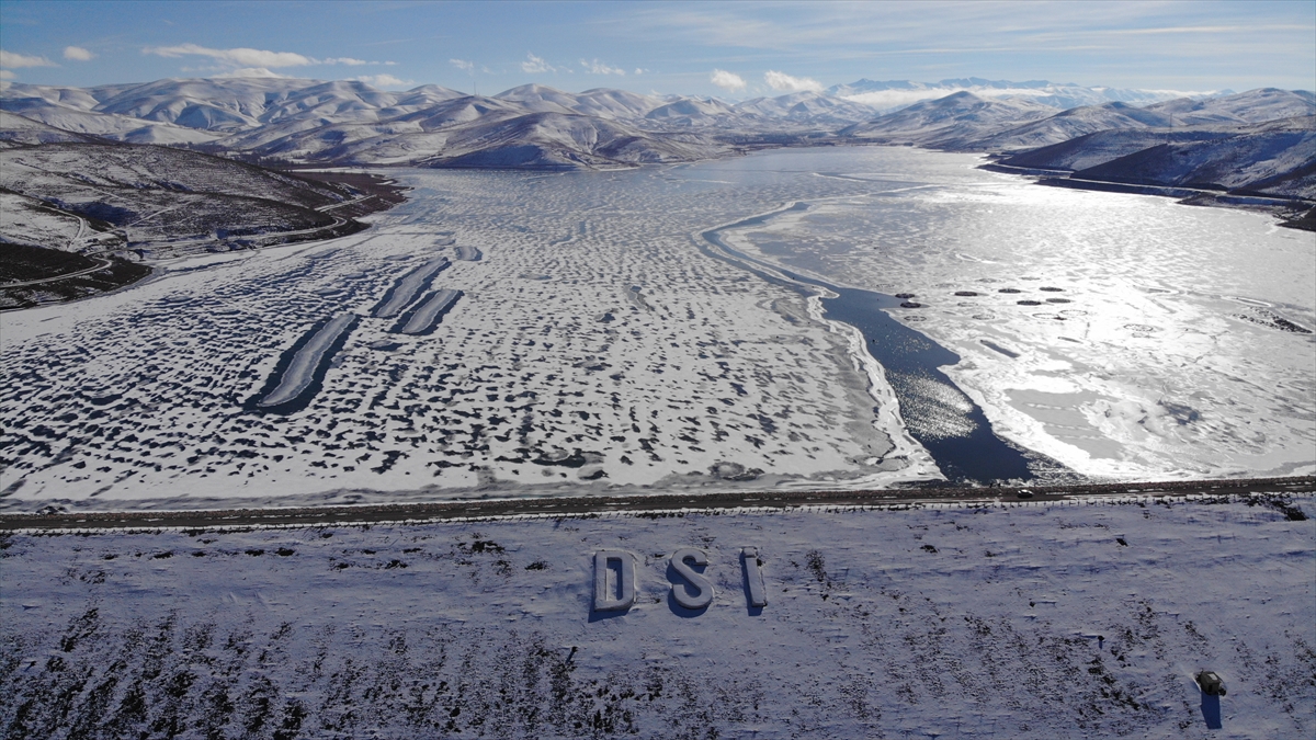 Kentte hava sıcaklıklarının gece sıfırın altına düşmesiyle dere, göl ve barajlar dondu.