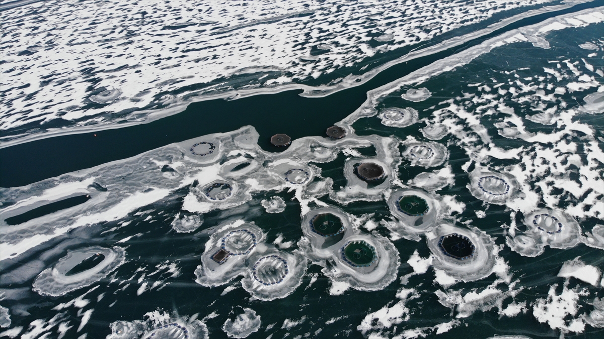 Havadan da görüntülenen baraj gölünde seyrine doyumsuz manzaralar ortaya çıktı.