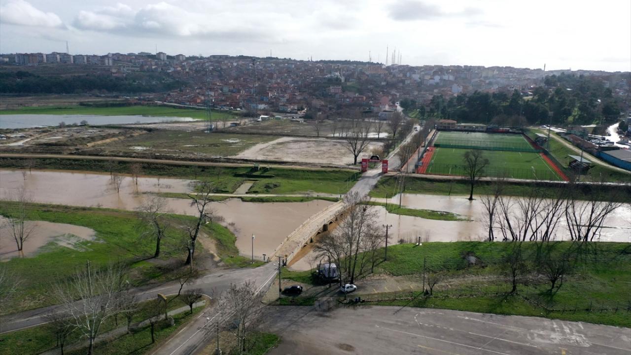 Nehir suları, yatağının daraldığı Sarayiçi Adası`nda Fatih Köprüsü civarında yer yer çevreye yayılmaya başladı.