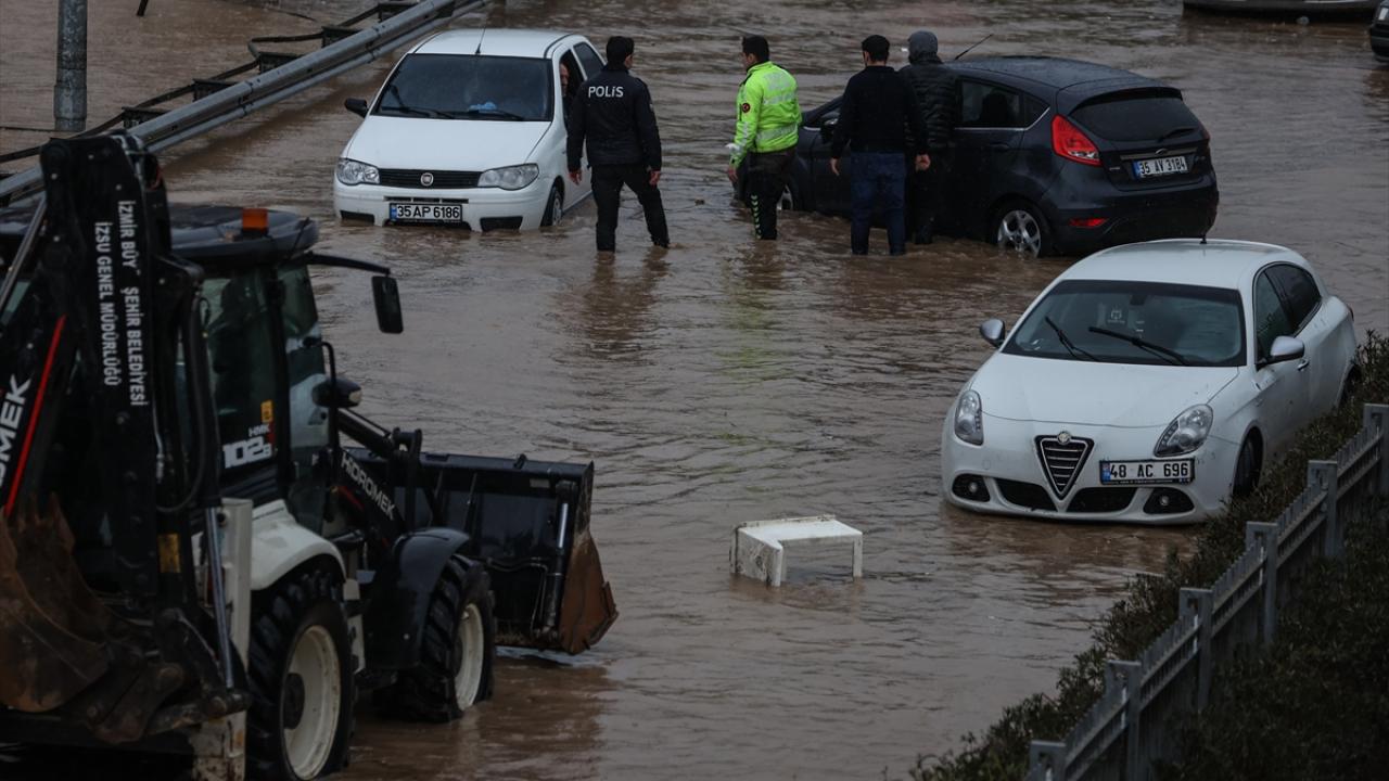 Balçova`da 45 araç sürüklendi