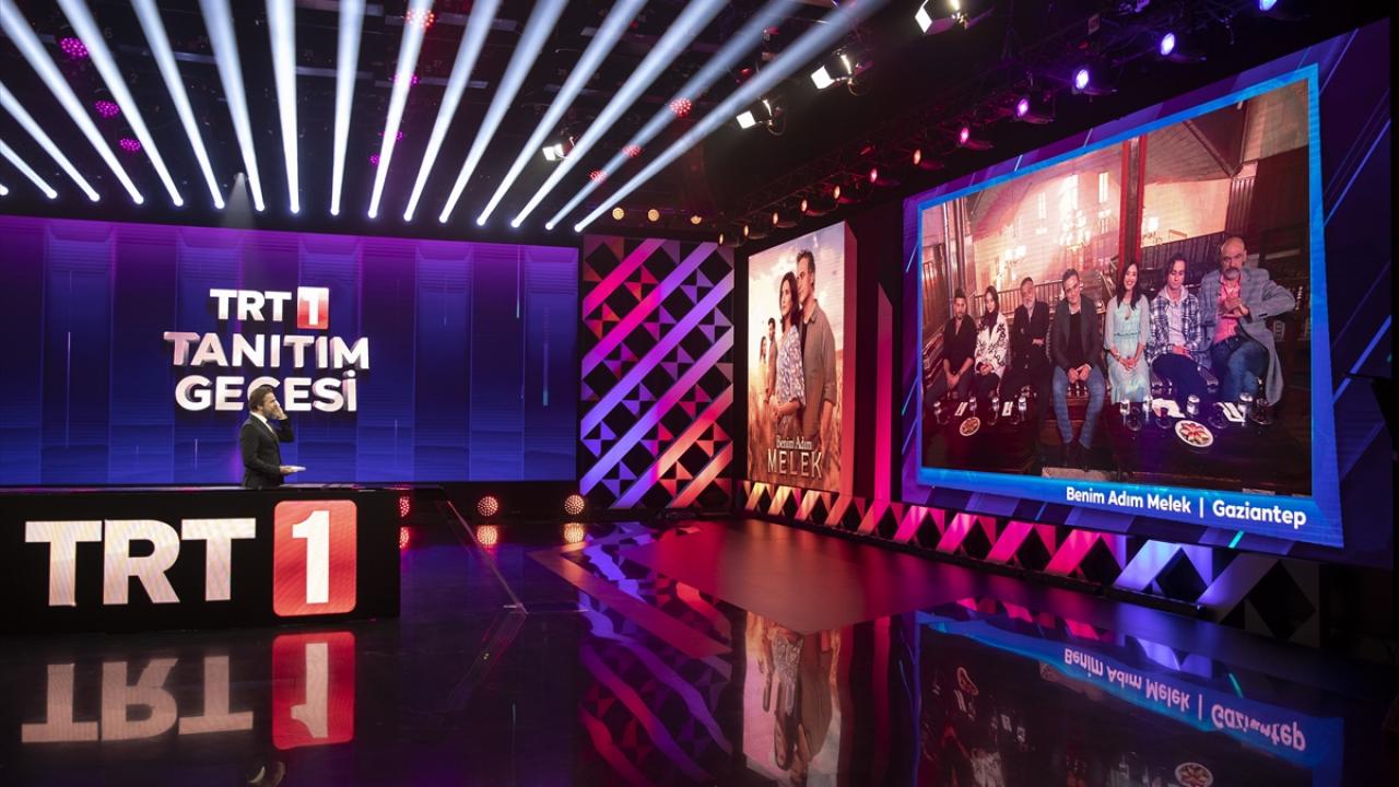 TRT 1 kanalının yenilenen yüzü ve değişen ekran görselleri, ses getiren yapımlarındaki sevilen isimlerin katılımıyla "TRT 1 Tanıtım Gecesi" programında izleyicinin beğenisine sunuldu. 