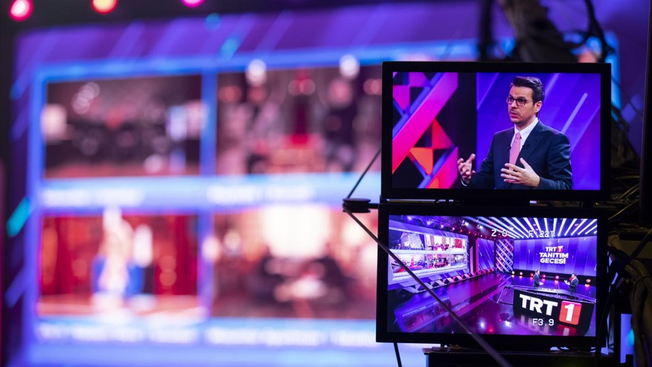 TRT Yönetim Kurulu Başkanı ve Genel Müdürü İbrahim Eren`in katılımı ve oyuncu Engin Altan Düzyatan`ın sunumuyla düzenlenen programda, TRT`nin sevilen ekran yüzleri kanalın değişim heyecanına ortak oldu.