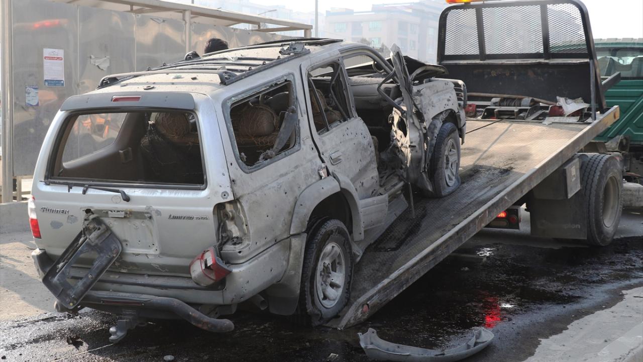 Güvenlik güçleri patlamada zarar gören araçları bölgeden kaldırdı.