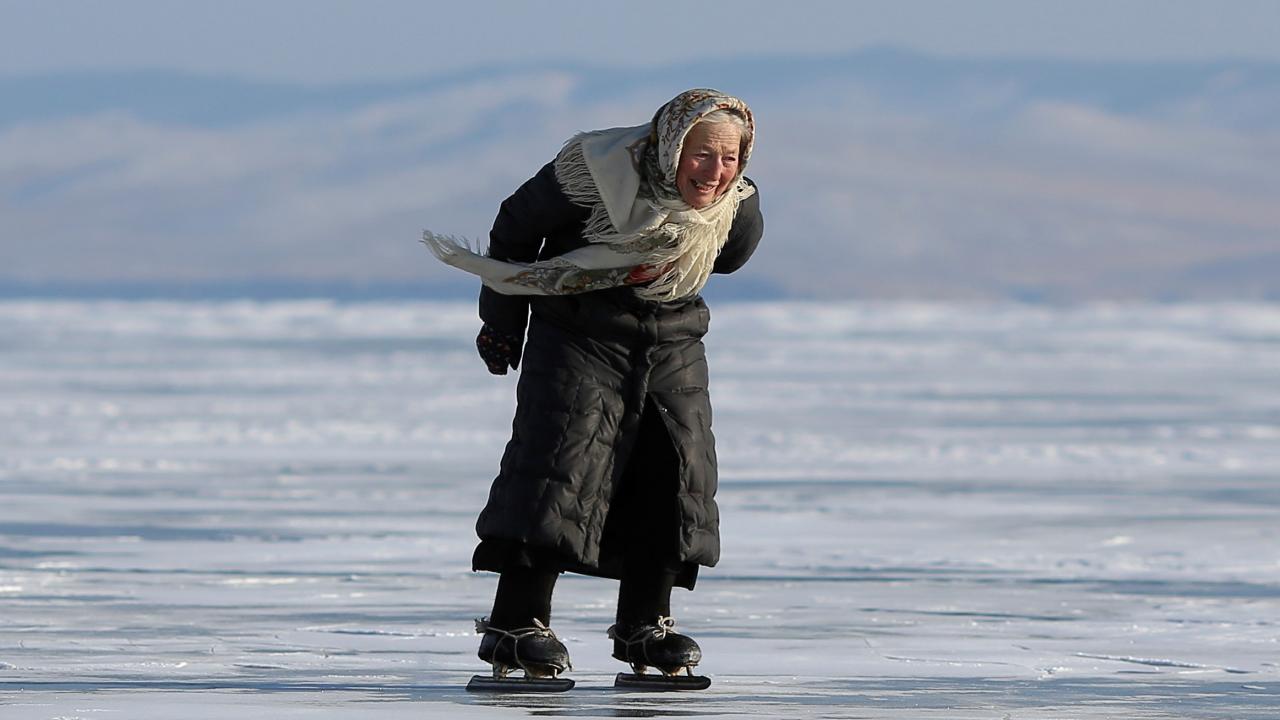 79 yaşındaki kadın, kimi zaman yalnızca eğlence için kaydığını söylüyor. 